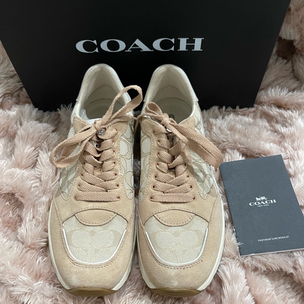 NEW COACH C152 SIG TECH RUNNERS
LIGHT KHAKI/CHALK 
STYLE NO. G5057 
SIZE 9
